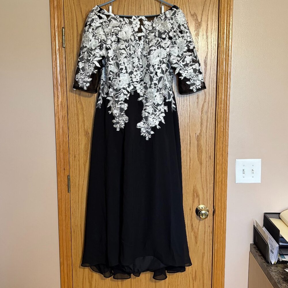 Dress - embroidered with half sleeves